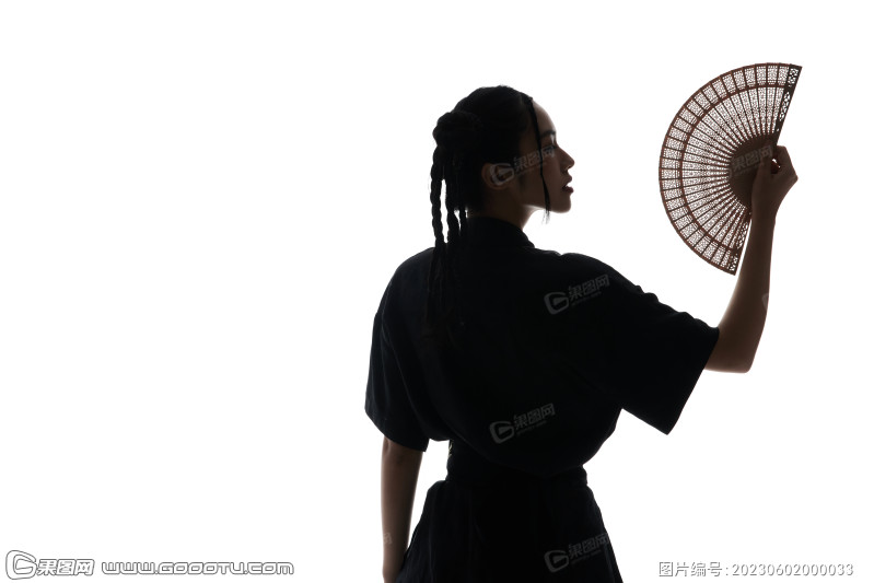 新中式国潮女性手拿扇子